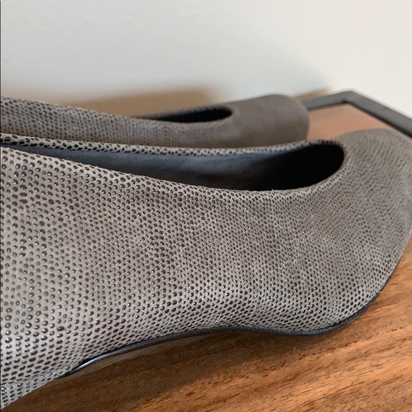 STUART WEITZMAN Gray Textured Block Heels - Picture 7 of 12